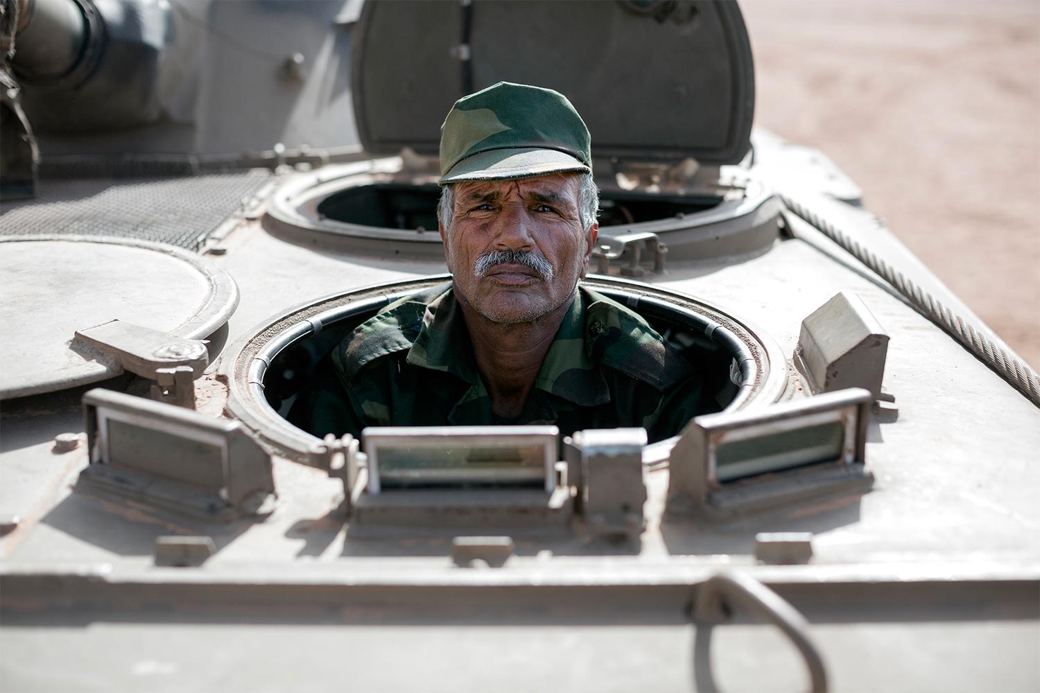 Hassan Ali Hamdi i en av stridsvagnarna som har stått still sedan eldupphöret 1991. Soldaterna i det mekaniserade förbandet tar väl hand om fordonen för att vara redo om kriget skulle blossa upp igen. Foto: Johan Persson