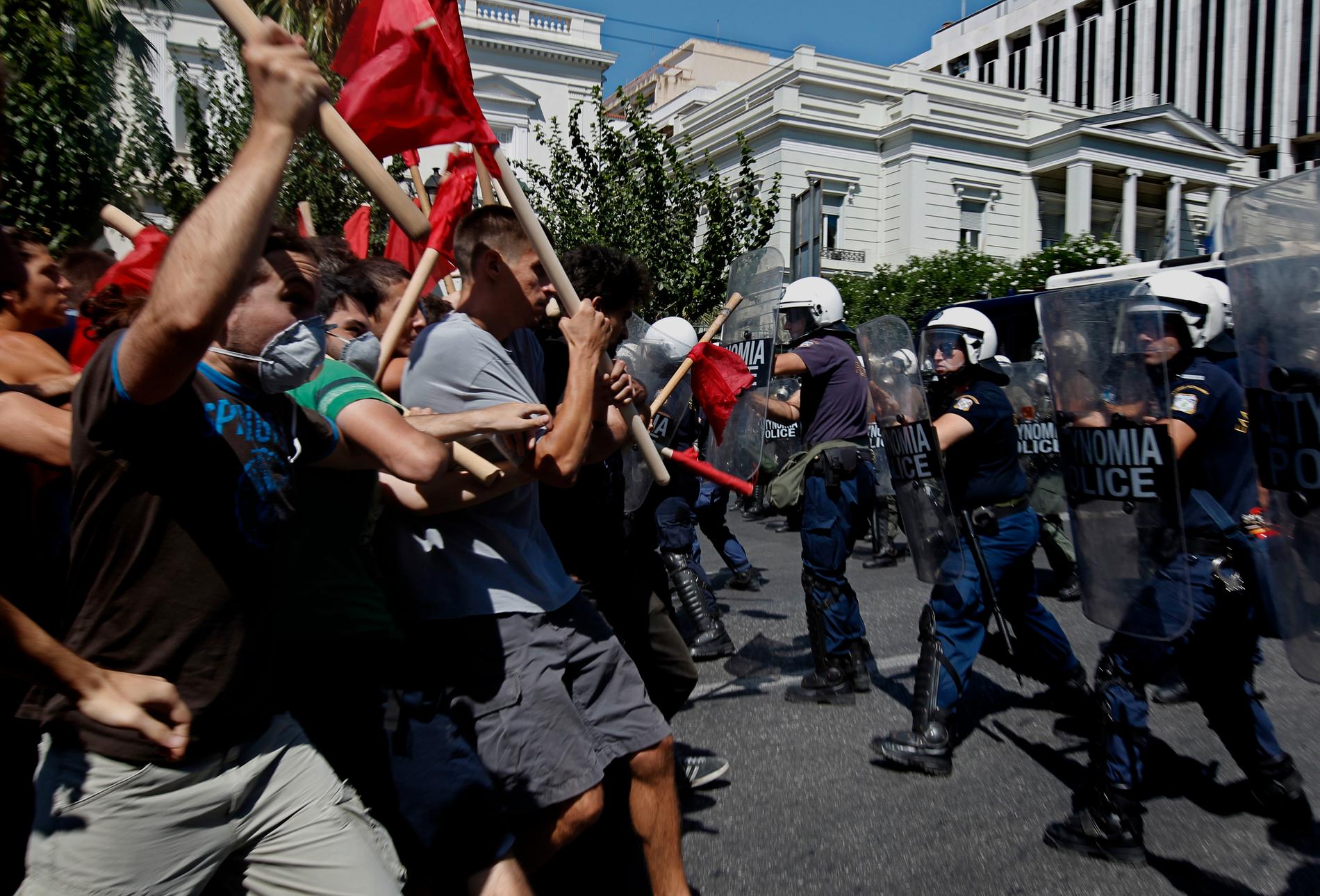 Sammanstötning mellan studenter och polis i Aten 2011. Studenterna protesterade mot att polisen då fått rätt att komma in på universitetsområden. Arkivbild.