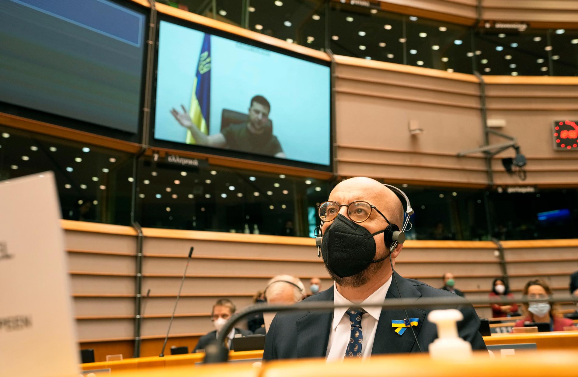 EU:s rådsordförande Charles Michel lyssnar på Ukrainas president Volodymyr Zelenskyj som talar via länk till EU-parlamentet i Bryssel.