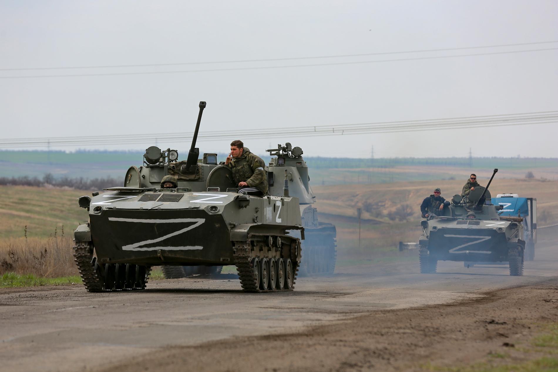 Ryska militärfordon på motorväg i närheten av Mariupol i Ukraina den 18 april. 
