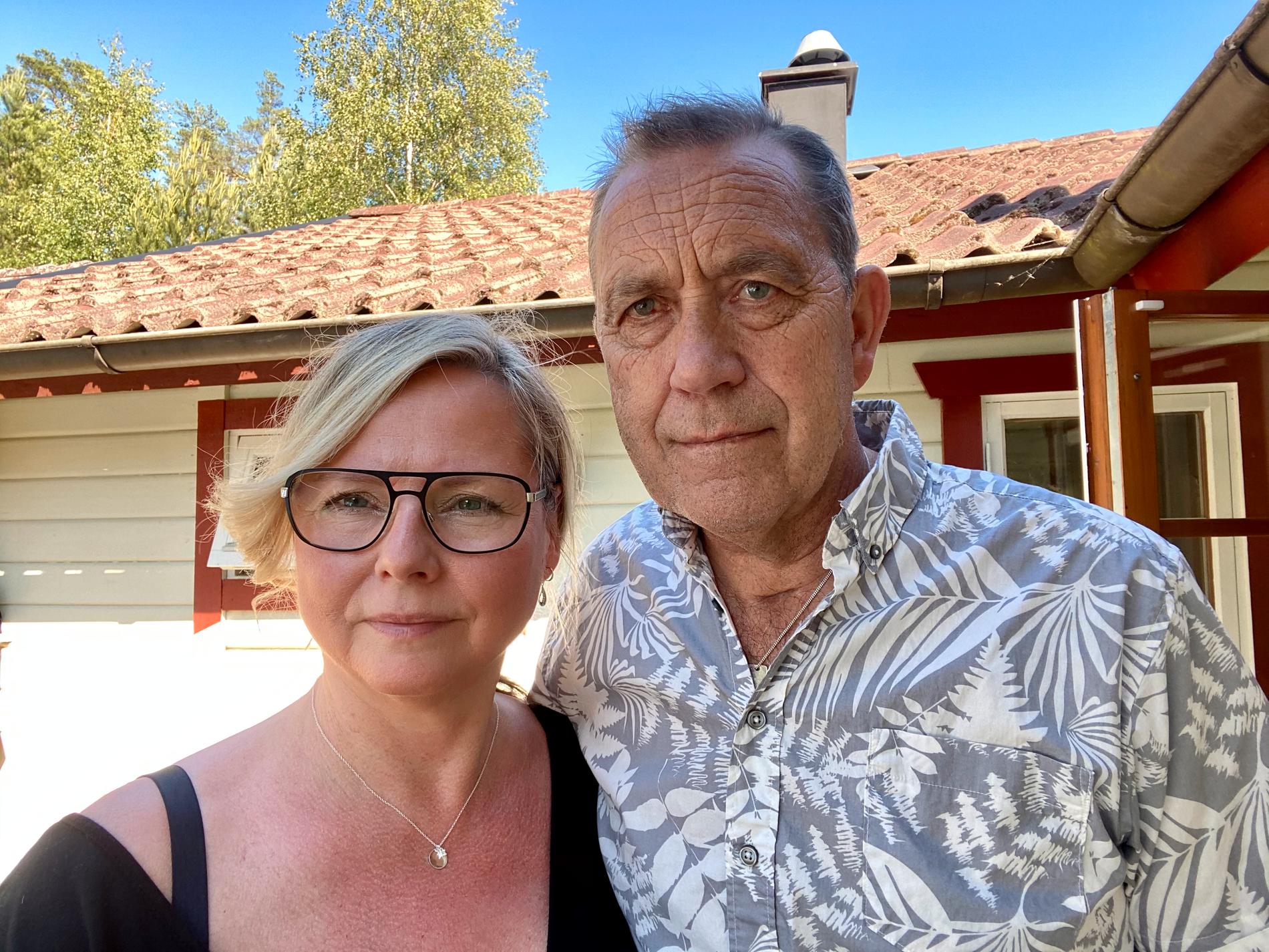 Glaset till köksfläkten exploderade i köket hemma hos Susanne Lind, 58, och Birger Andersson, 70 i Strängnäs.