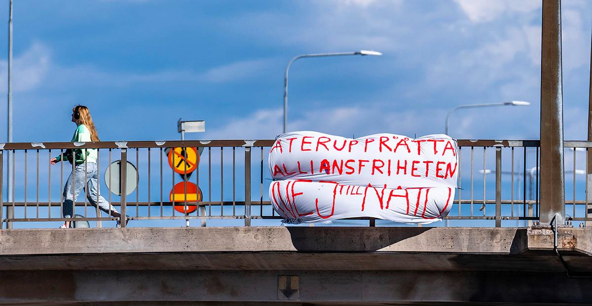 Mycket tyder på att Sverige snart ansöker om medlemskap i Nato – men alla är inte med på noterna. Bild från bro över väg 73, söder om Stockholm.