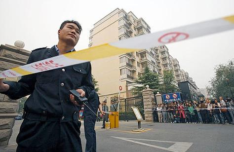 Avspärrningar utanför Liu Xias bostad i Kina.