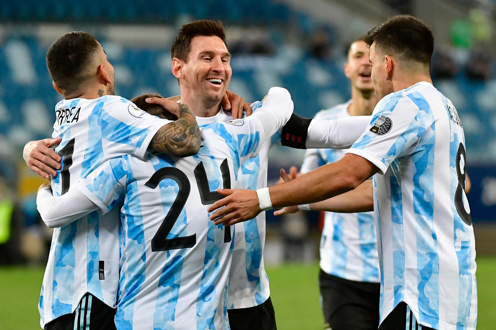 Lionel Messi omfamnas av lagkamrater efter ett mål i matchen mot Bolivia.