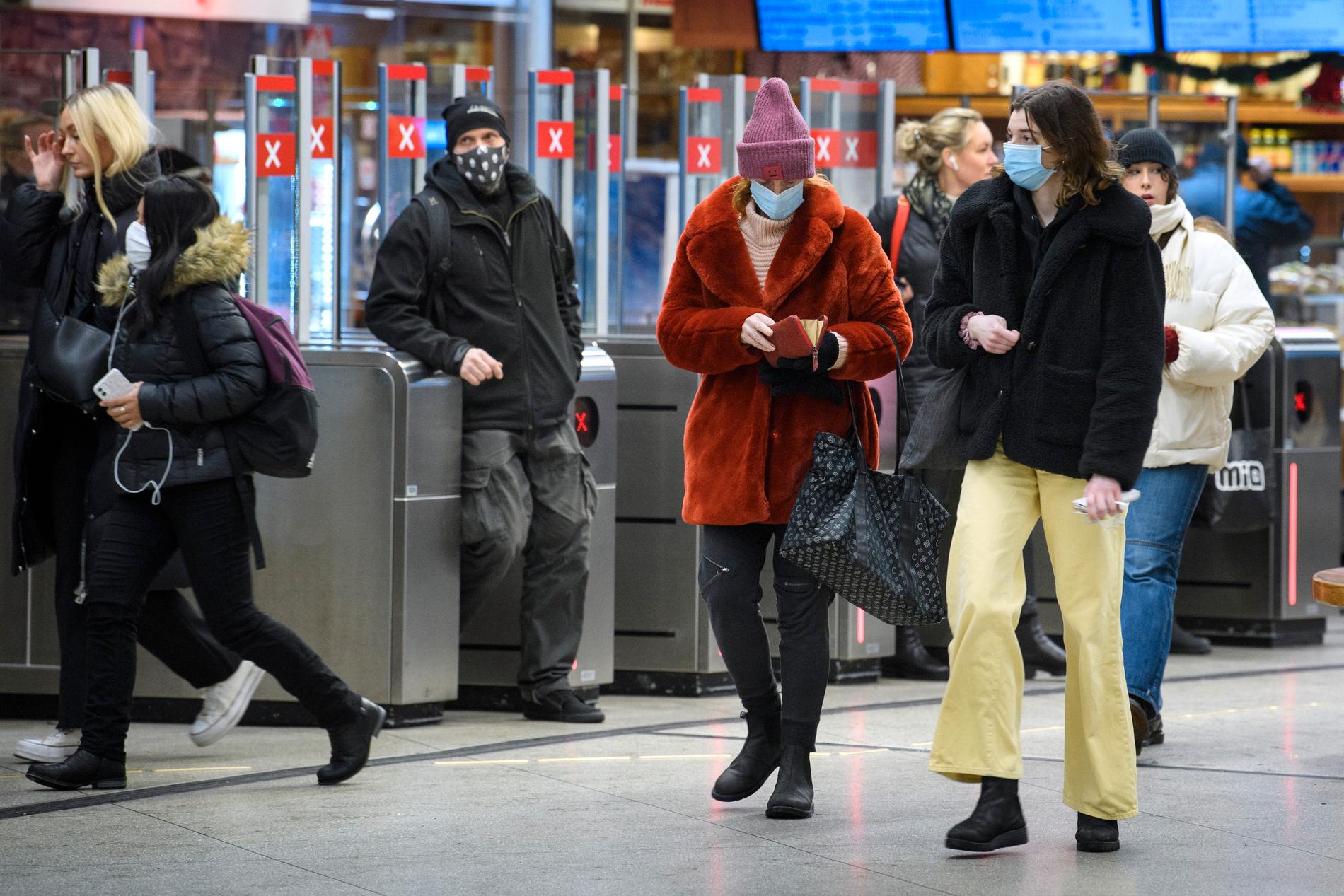 Resenärer i kollektivtrafiken i Stockholm med munskydd i januari 2021.