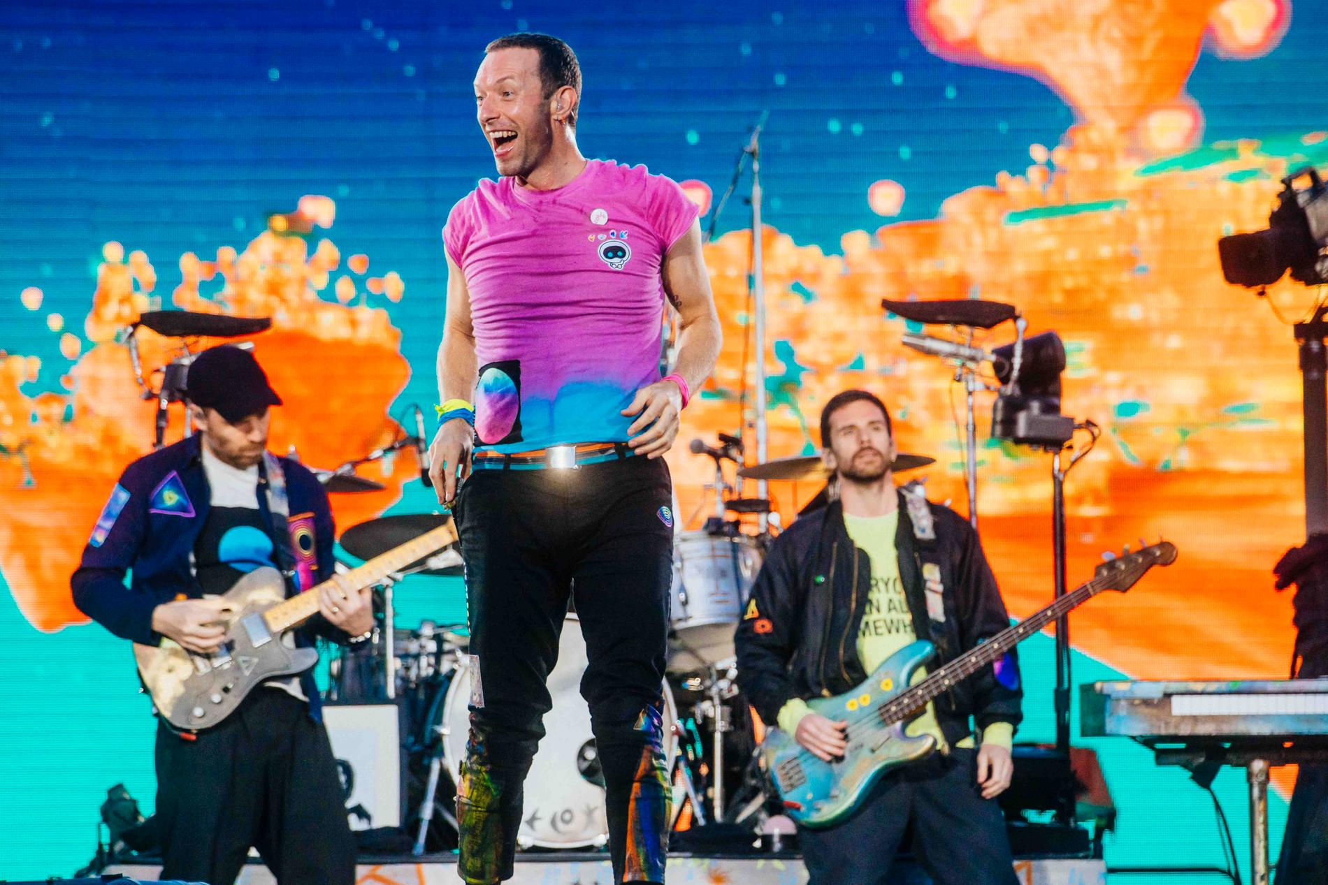 Chris Martin och de andra i Coldplay bäddar in Ullevi med en färgsprakande show av värme och kärlek.