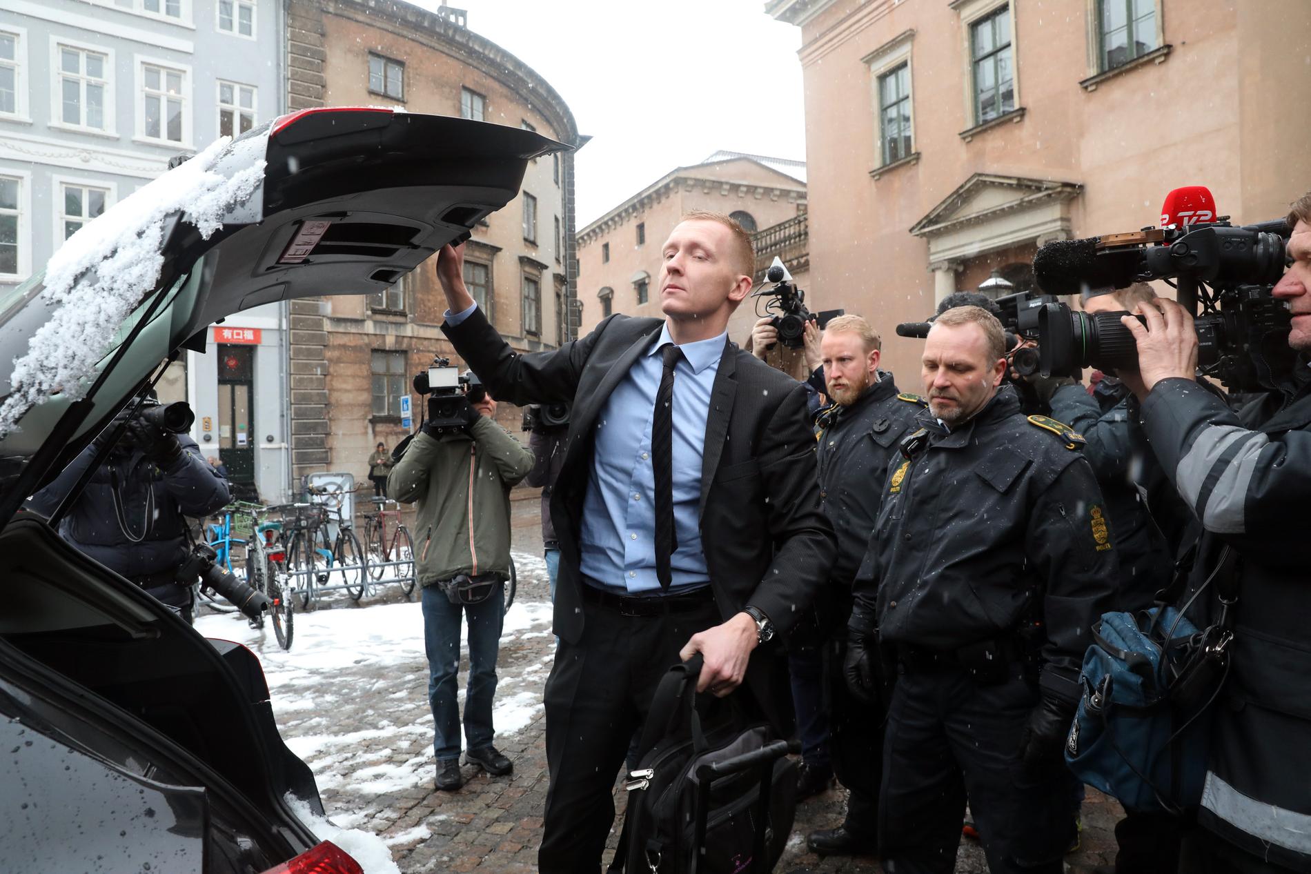 Åklagaren  Jakob Buch-Jepsen anländer till Köpenhamns byret, där rättegången mot Peter Madsen som misstänks för mord på den svenska journalisten Kim Wall, inleds idag. 