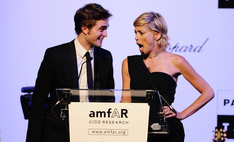 Sharon Stone, värd för välgörenhetsgalan, något förvånad efter att Robert Pattinsons puss gått för drygt 200 000 kronor.