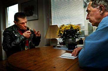 Christer Pettersson tog kontakt med Aftonbladets kriminalreporter Lennart Håård flera gånger. Bland annat i oktober 2002.