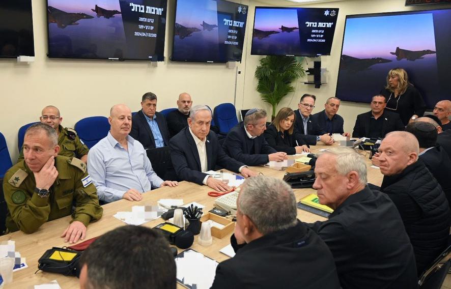 Krigskabinettet i möte på israeliska försvarsdepartementet i Tel Aviv under söndagen. 
