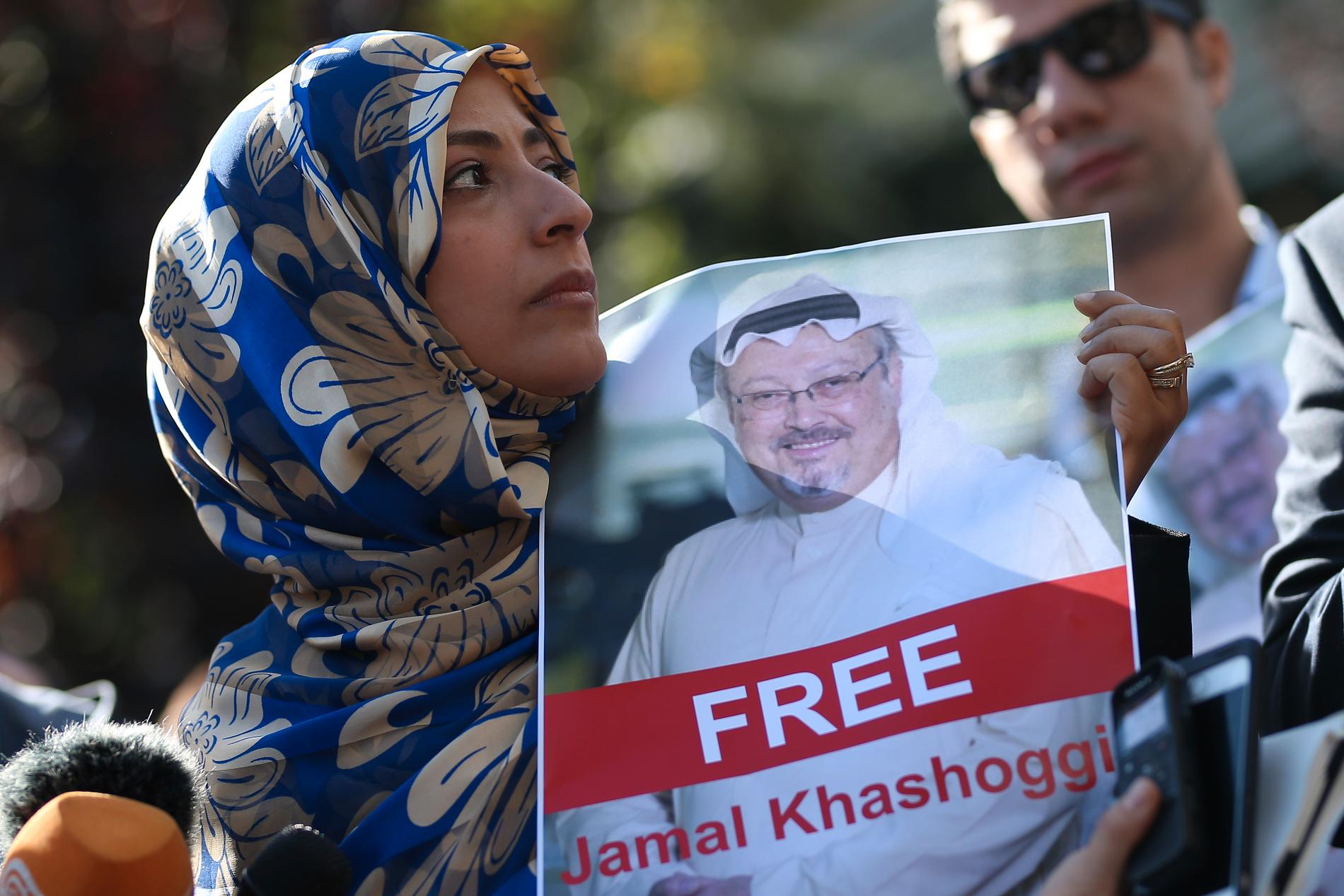 Fredsaktivisten Tawakkol Karman, som 2011 mottog Nobels fredspris, håller upp en bild på den försvunne saudiske journalisten Jamal Khashoggi vid en manifestation i närheten av det saudiska konsulatet i Istanbul.