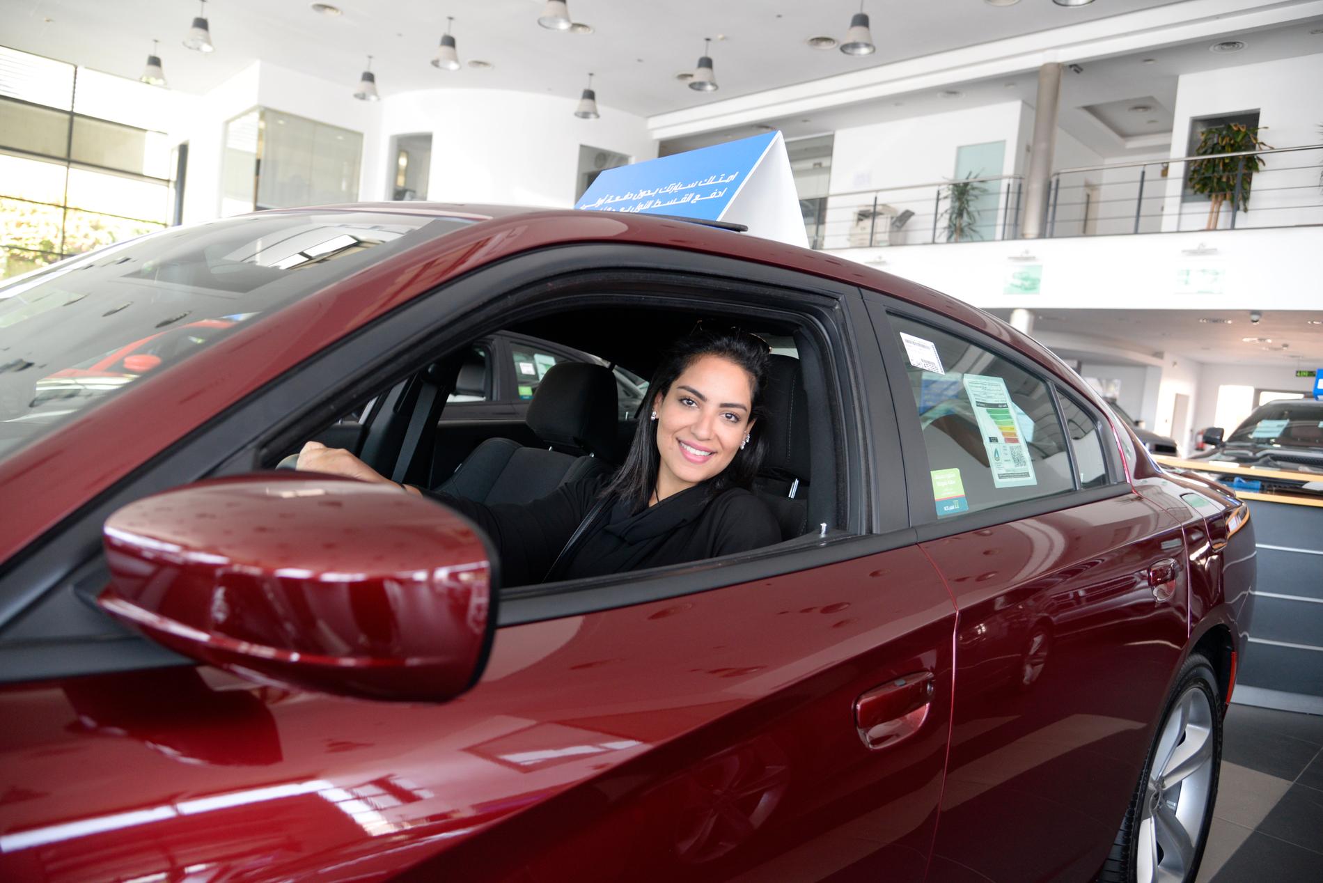 Nouf Abuljadayel hos en bilhandlare i Jidda inför det att det blev tillåtet för kvinnor att köra bil i Saudiarabien.