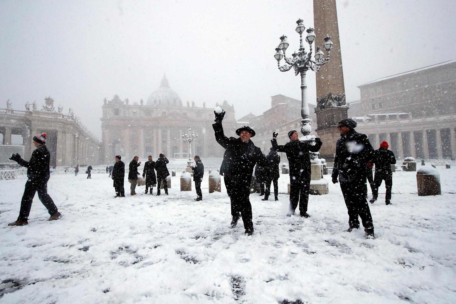 Snöbollskrig förekommer i alla världens kylslagnare länder. Här på Petersplatsen i Vatikanstaten i februari i år.