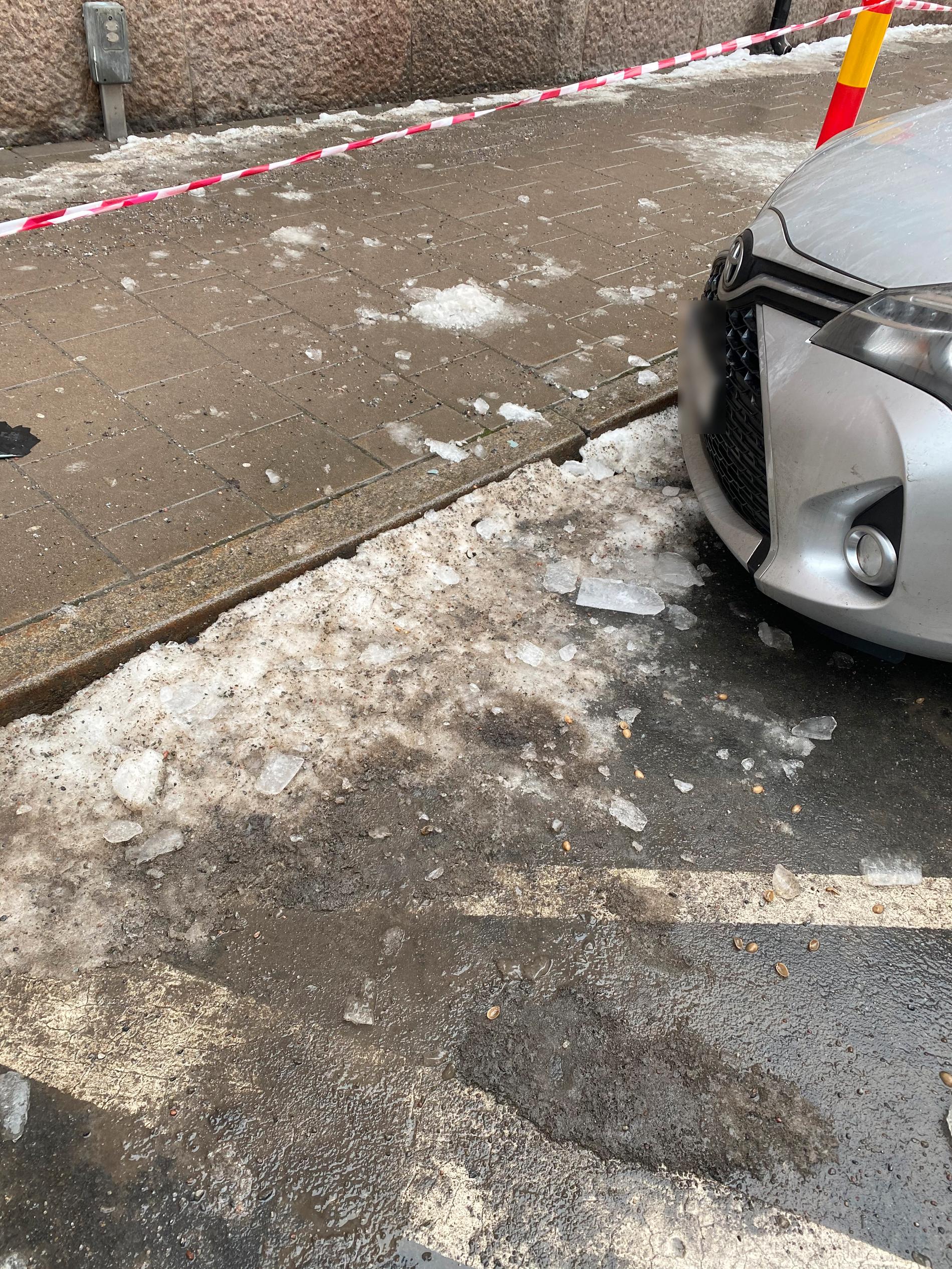 En isklump har rasat ner på en trottoar.