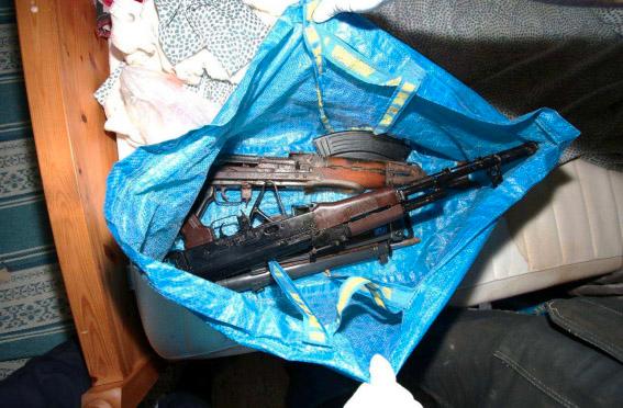 En Ikea-påse med vapen hittades under sängen.