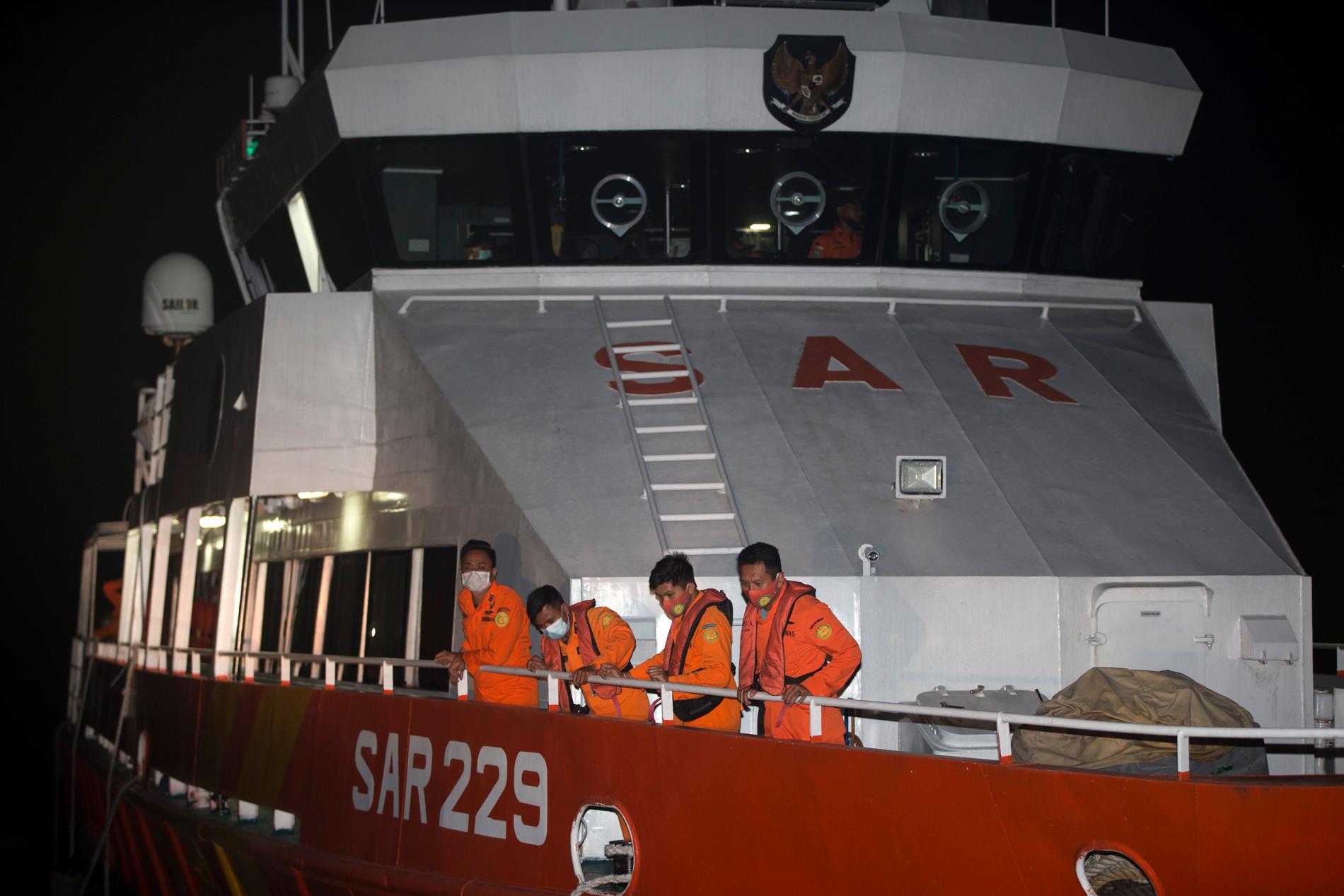 Indonesiens räddningsmyndigheter söker febrilt efter den försvunna ubåten.