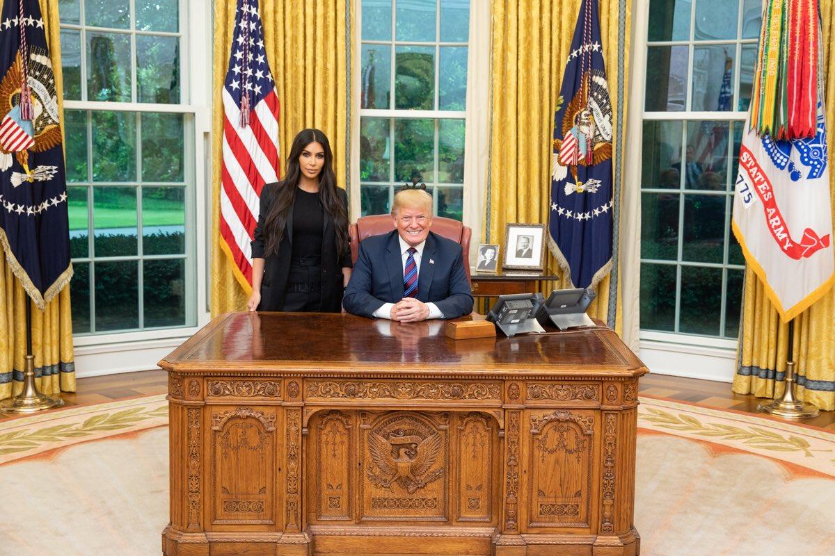 Trump och Kim Kardashian träffades i Ovala rummet i Vita huset. 