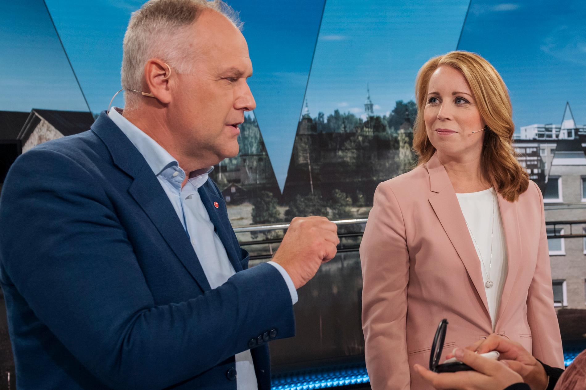 Vänsterpartiets Jonas Sjöstedt (V) och Centerpartiets Annie Lööf (C) under en paus i en partiledarutfrågning på TV4 inför valet 2018.