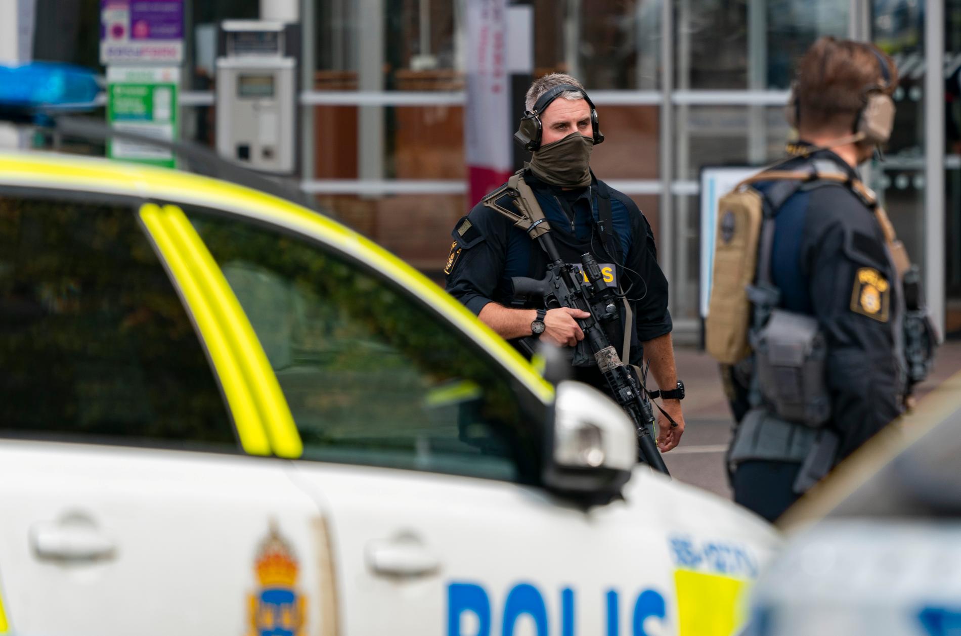 Polis på plats vid Skånes universitetssjukhus under det våldsamma bråket i september. Arkivbild