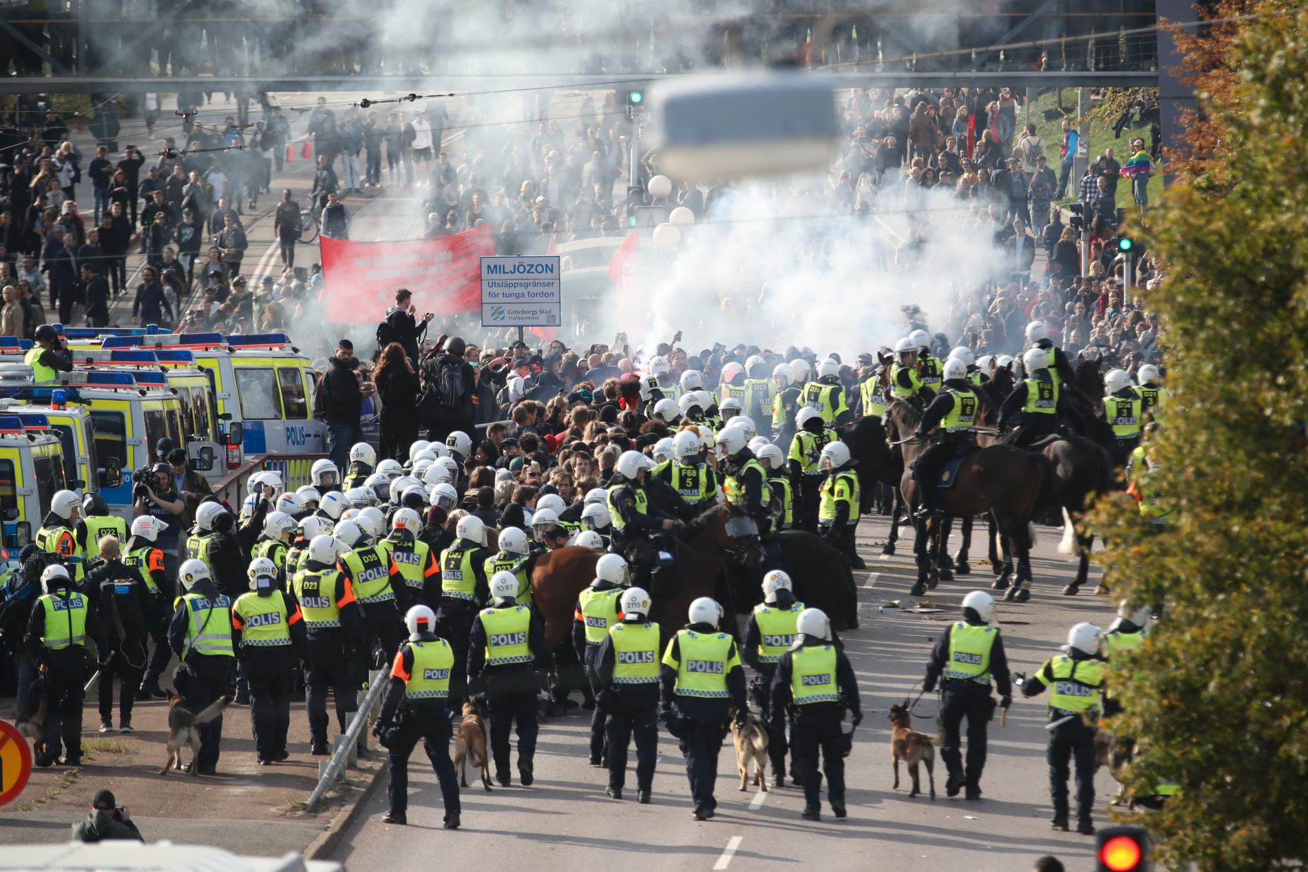 Polis stoppar motdemonstranter vid Nordiska motståndsrörelsens (NMR) demonstration på lördagen.