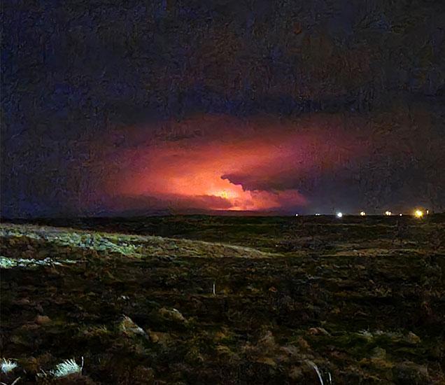 På fredagskvällen färgades himlen dramatiskt röd över sydvästra Island.