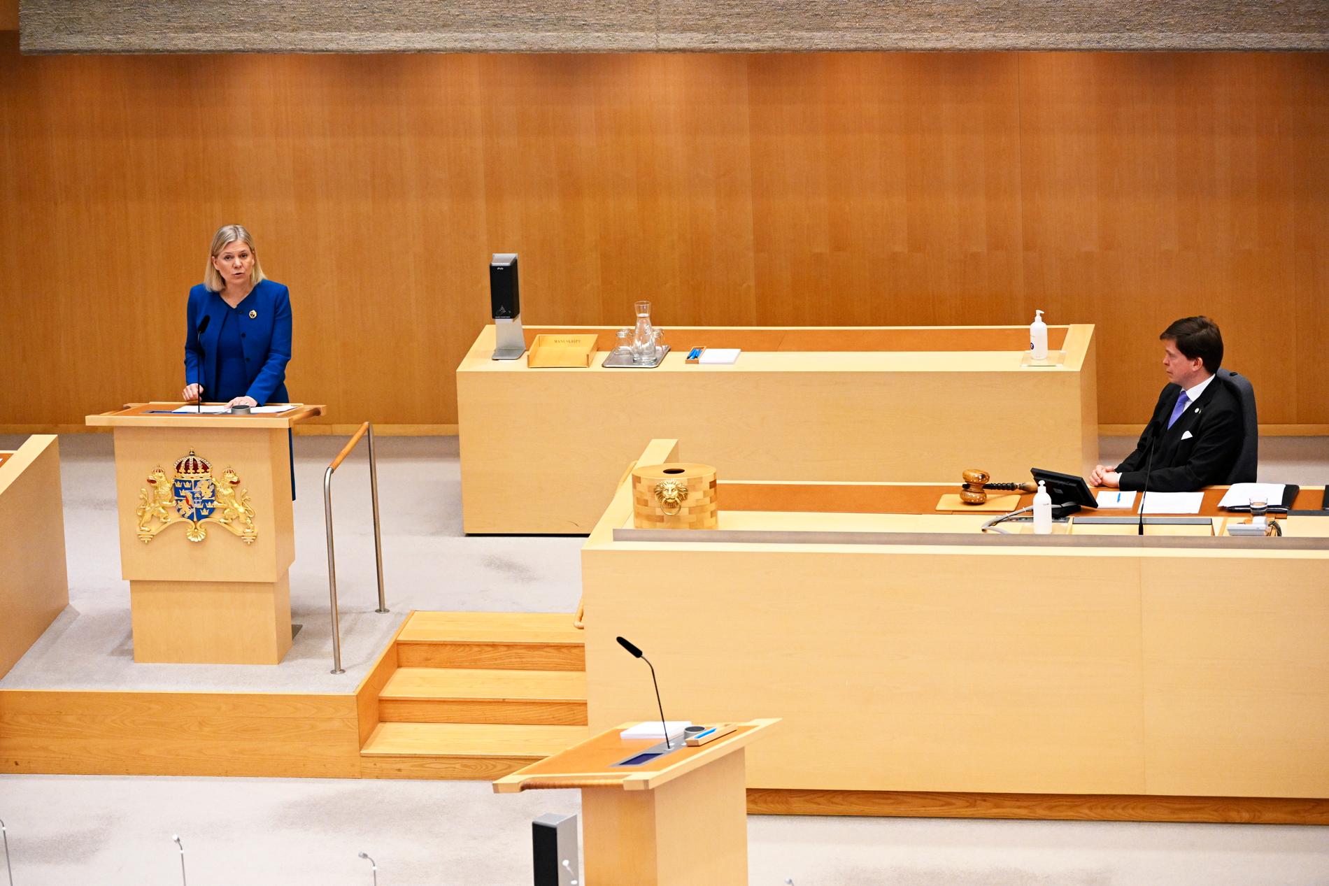 Avgående statsminister Magdalena Andersson (S) och nuvarande talman Andreas Norlén (M) i riksdagen.