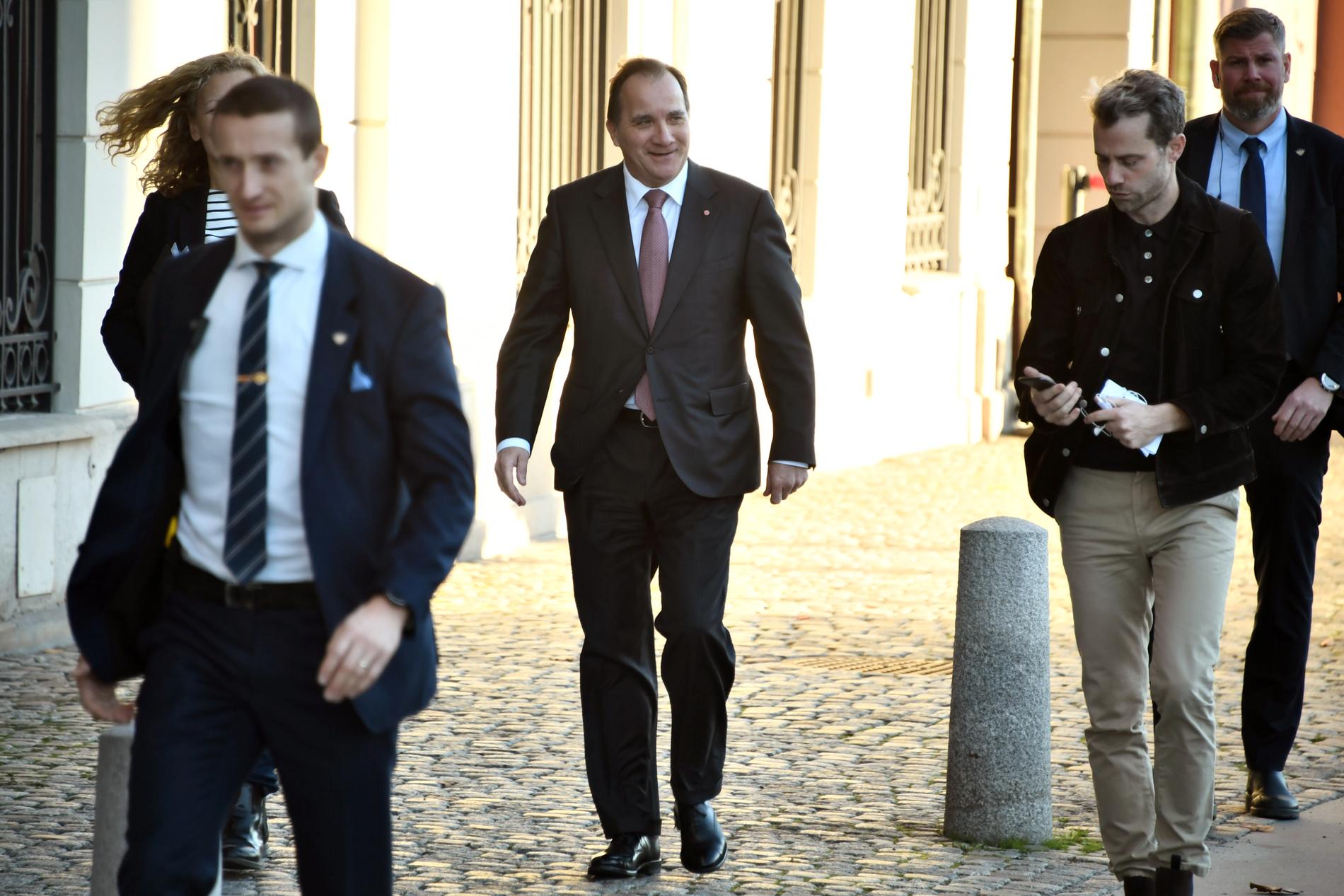 Stefan Löfven anländer till mötet med talmannen
