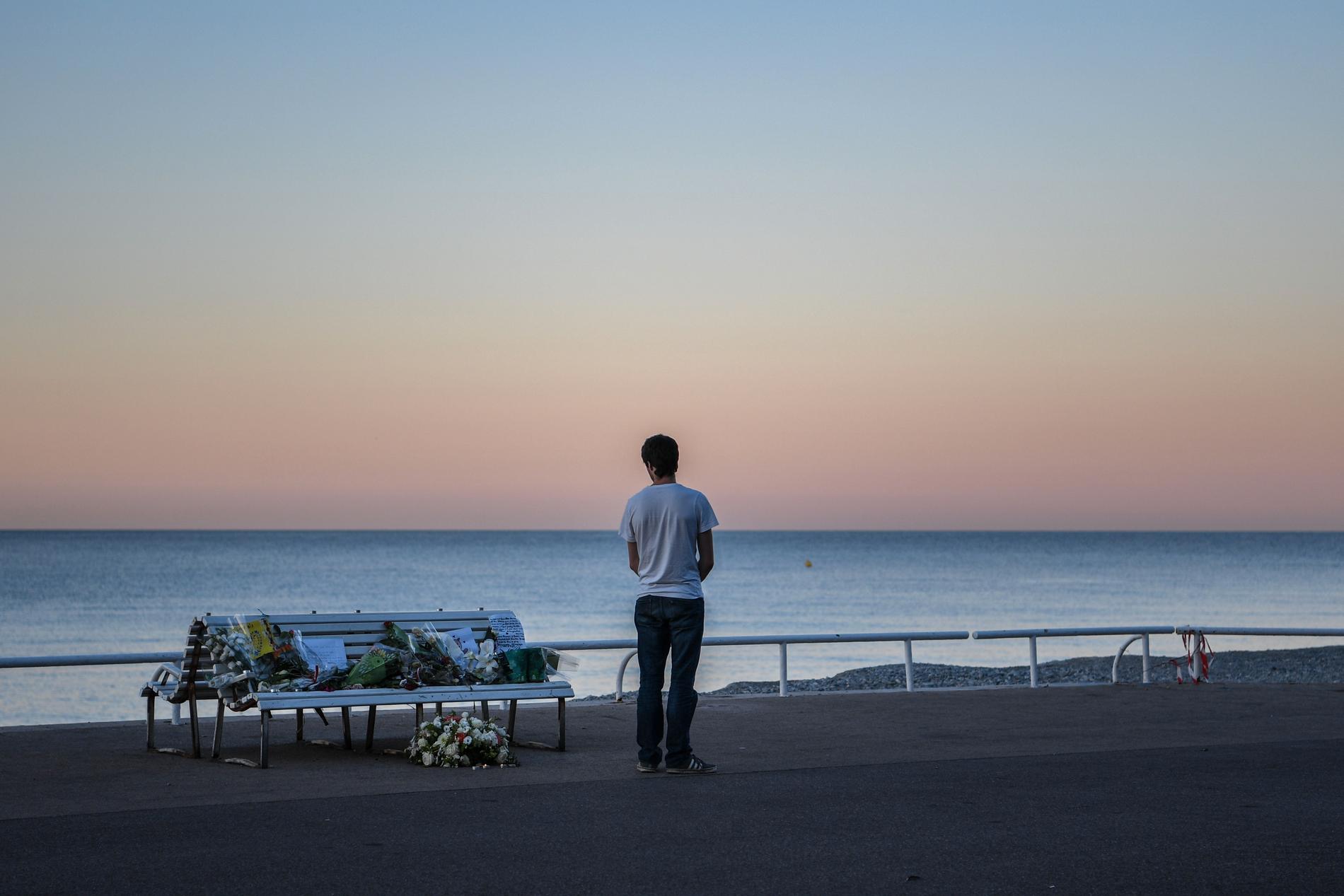 Samma dag som terrordådet genomfördes gick 31-åringen på Promenade Des Anglais och tog selfies. På bilden: En man tittar på blommor som lämnats på en strand nära platsen för attacken för att hedra dödsoffren.