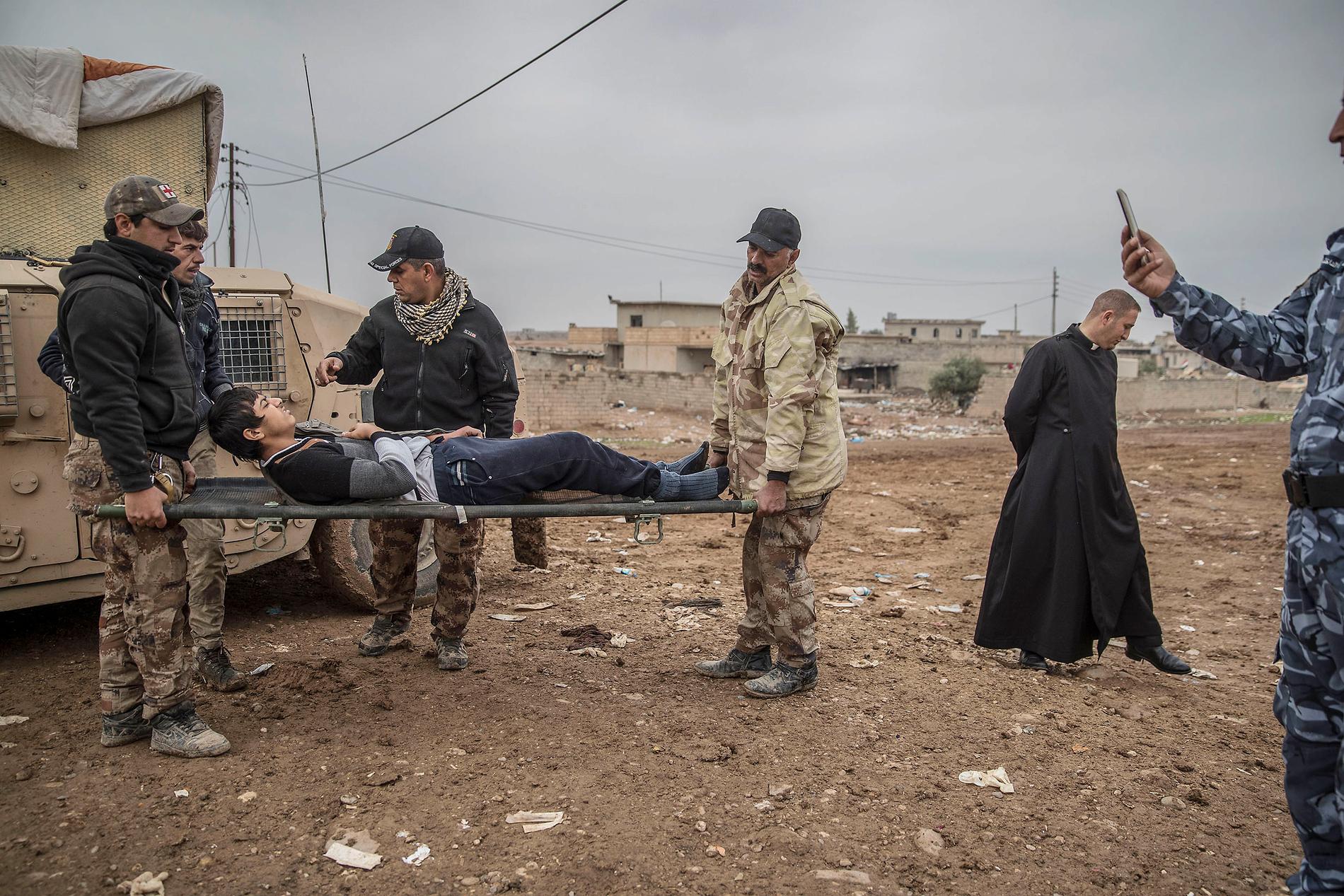 Fältsjukhuset vid irakiska frontlinjen i Mosul. Hit kommer skadade och dödade civila och militärer från striderna i Mosul. De som inte avlider får akut sjukvård och körs vidare till sjukhuset i Erbil.