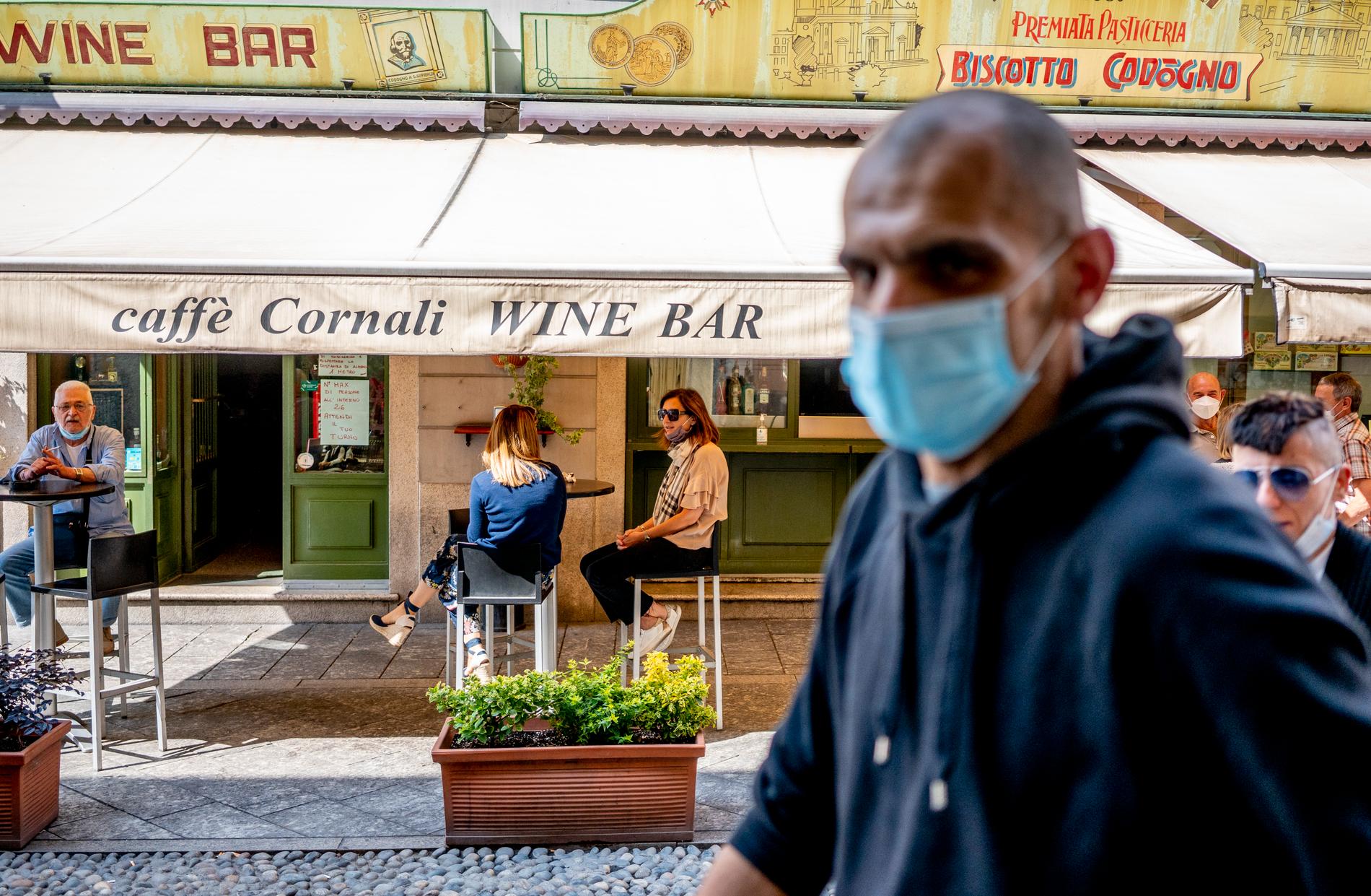 Ett kafé i Codogno i norra Italien där livet börjar återgå till det lite mera normala efter månader av karantän på grund av coronapandemin.