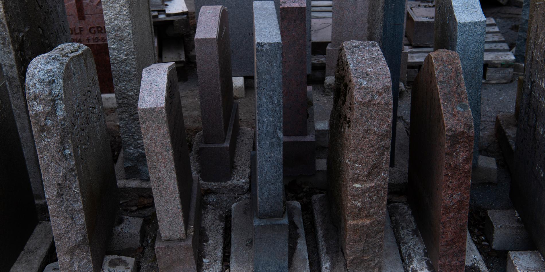 På Solna kyrkogård hoppas man kunna återanvända de gravstenar som plockats bort på grund av återlämnade gravrätter.