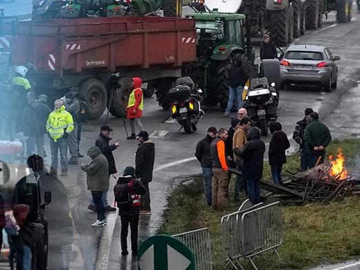 Blockaden fortsätter – tills bönderna är nöjda