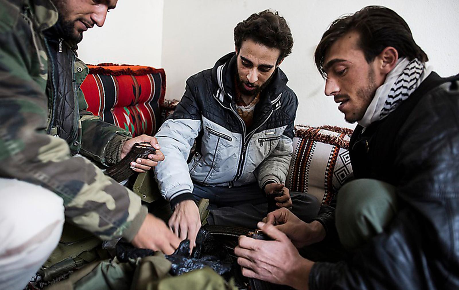 FSA-män förbereder en attack mot regimen tillsammans med al-Quaida-vänliga grupper. Här fyller de sina magasin. Men de fick inte vara med och kriga.