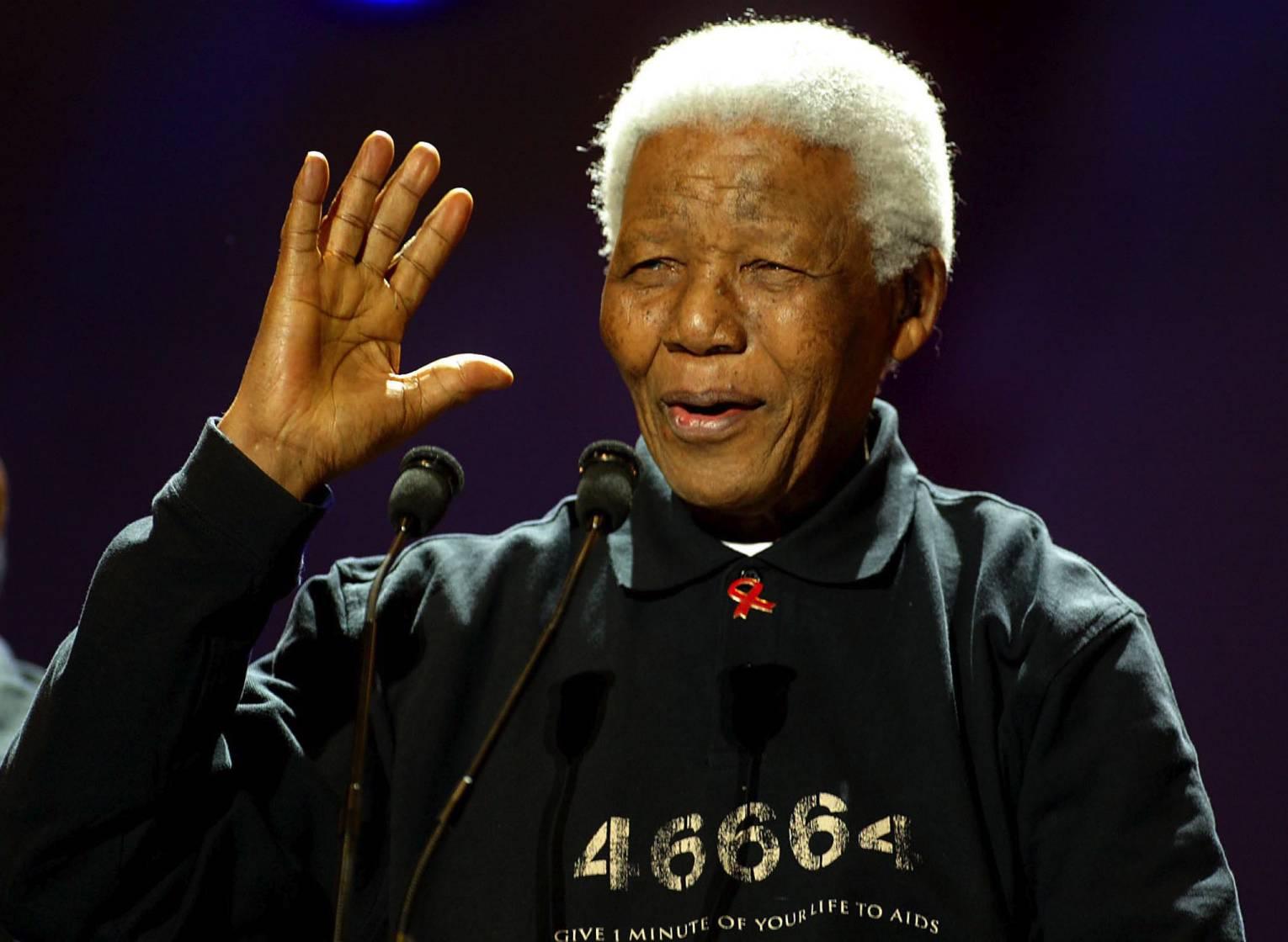 Nelson Mandela hälsar publiken under Live8-konserten mot fattigdom i Johannesburg. Manifestationen ägde rum på tio olika platser i världen den andra juli 2005.