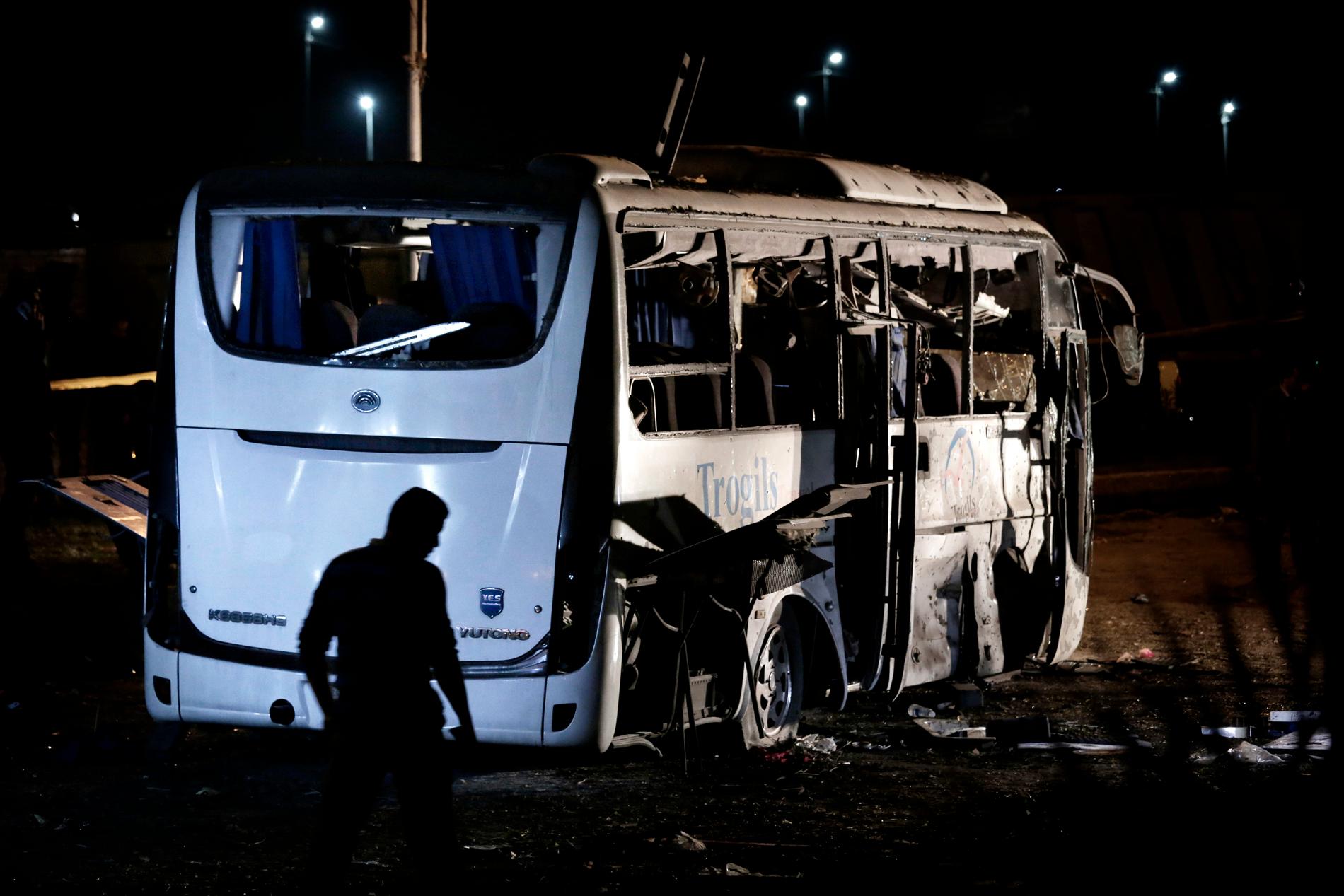 Säkerhetsstyrkor i närheten av den egyptiska turistbussen som utsattes för en dödlig bombattack på fredagen. Fyra människor miste livet i dådet.
