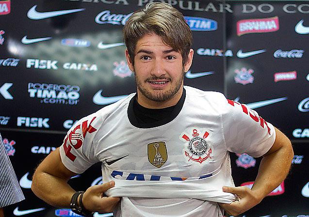 Pato i Corinthians-tröjan.