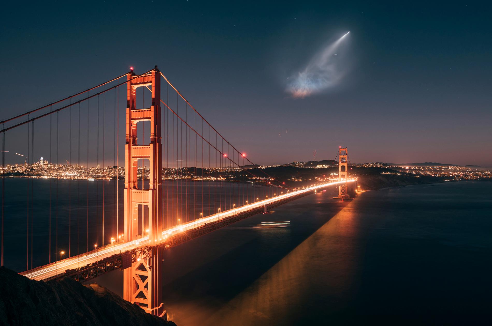 En lyftande Falcon 9-raket syns ovanför Golden Gate i Kalifornien. Bilden är från en uppskjutning i oktober.