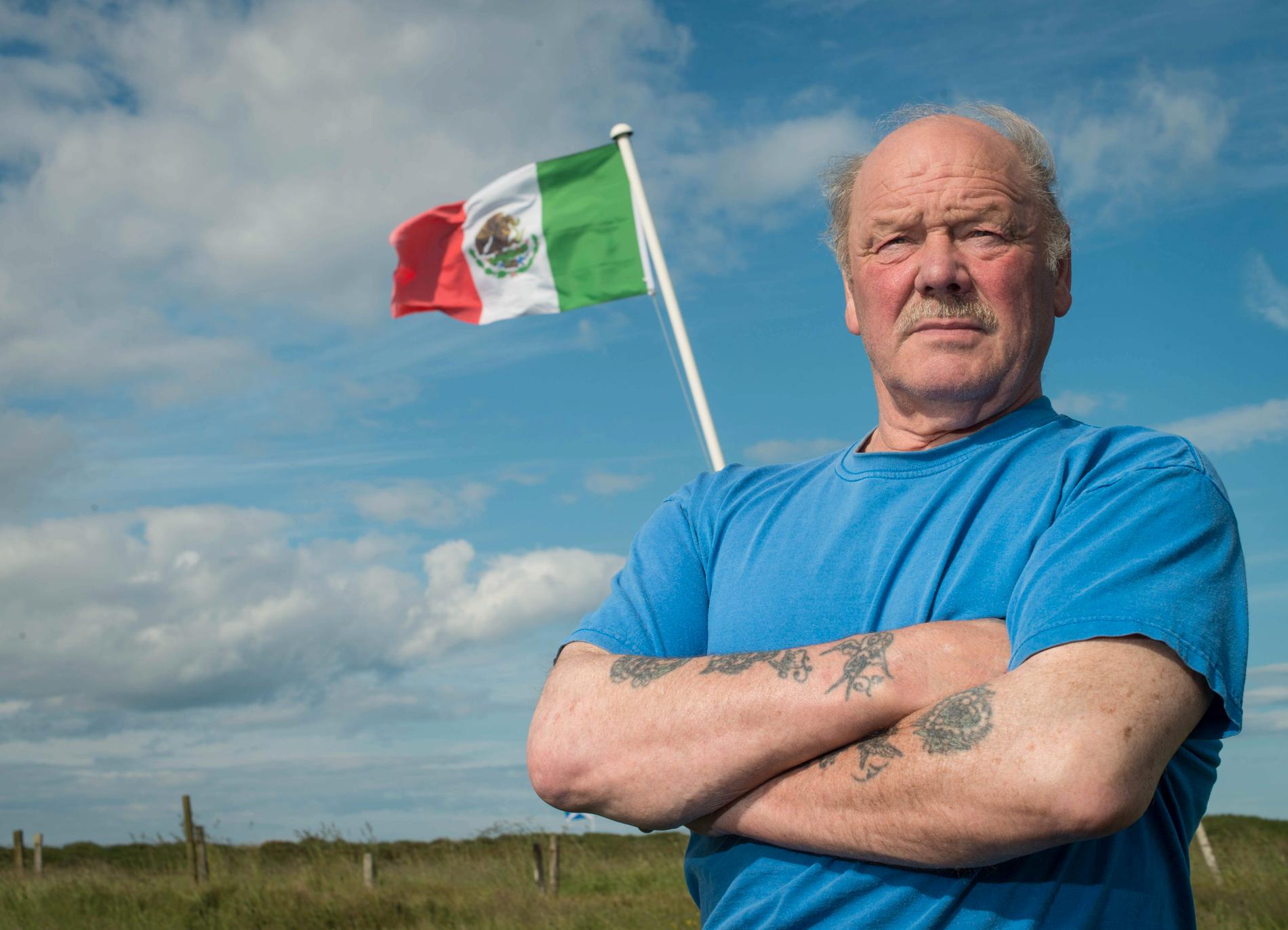Grannen Michael Forbes har hissat den mexikanska flaggan.
