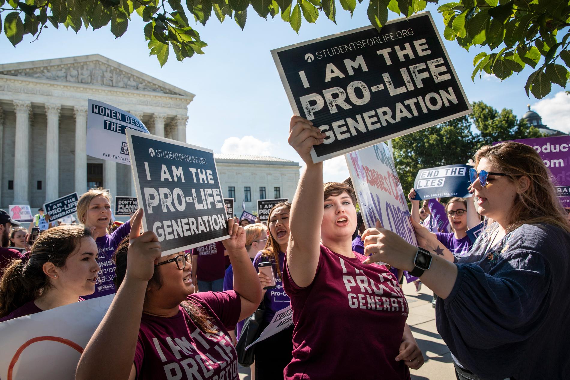 Abortmotståndare demonstrerar utanför USA:s högsta domstol i Washington DC 2015. Arkvibild.