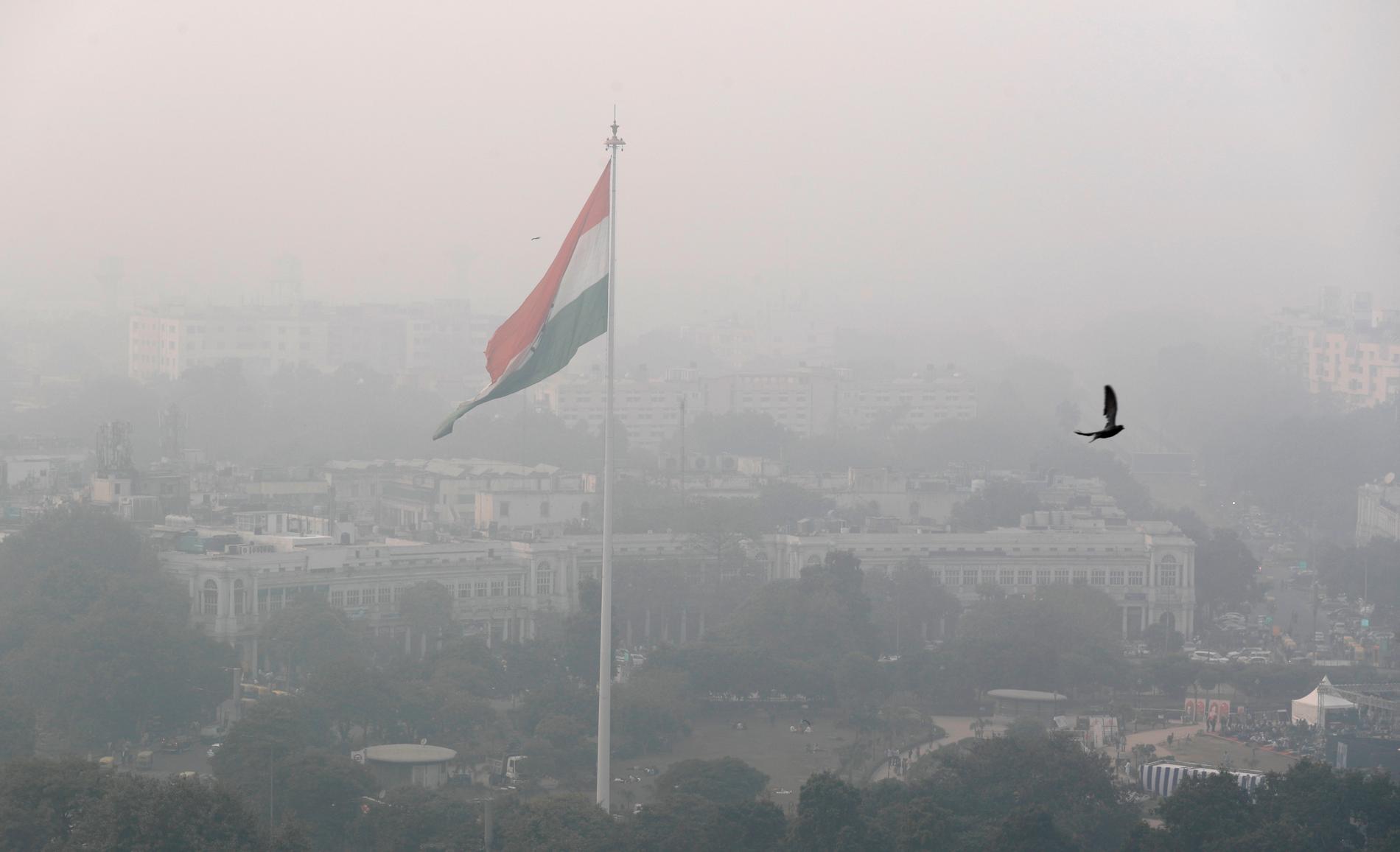 Skolor har stängt i Delhi i Indien och ett hälsonödläge har utfärdats på grund av luftföroreningarna.