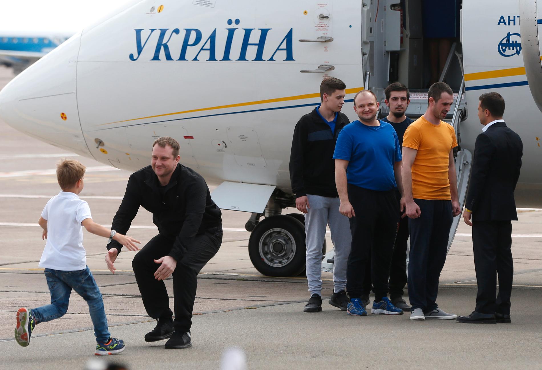 Ukrainska fångar hälsas av familj och vänner på flygplatsen i Kiev efter fångutväxlingen.