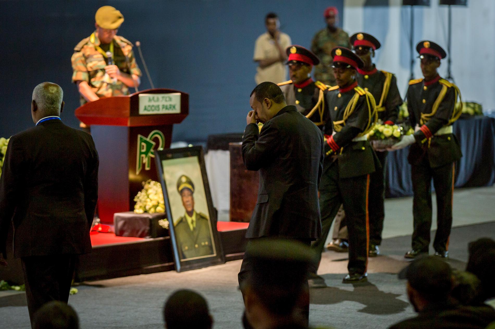 Etiopiens premiärminister Abiy Ahmed deltar i en ceremoni för arméstabschefen Seare Mekonnen, som mördades av sin egen livvakt i helgen.