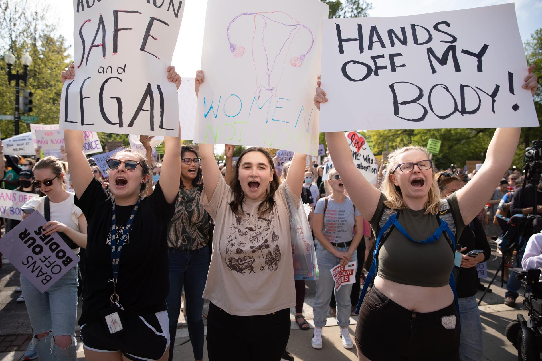Tusentals protesterade utanför Högsta domstolen i natt, efter avslöjandet om att domarna kan vara på väg att häva den amerikanska abortgarantin.