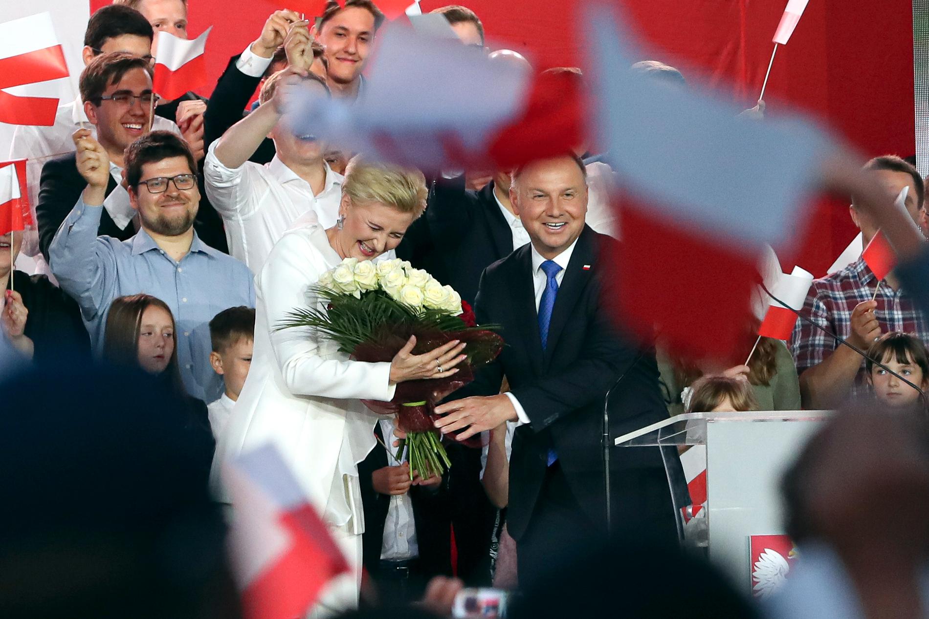 Andrzej Duda och hans fru Agata Kornhauser-Duda under valdagen i Polen 12 juli.