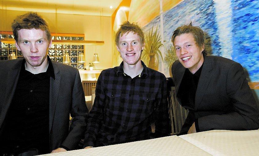 David, Rasmus och Viktor Elm firade segern på restaurang.
