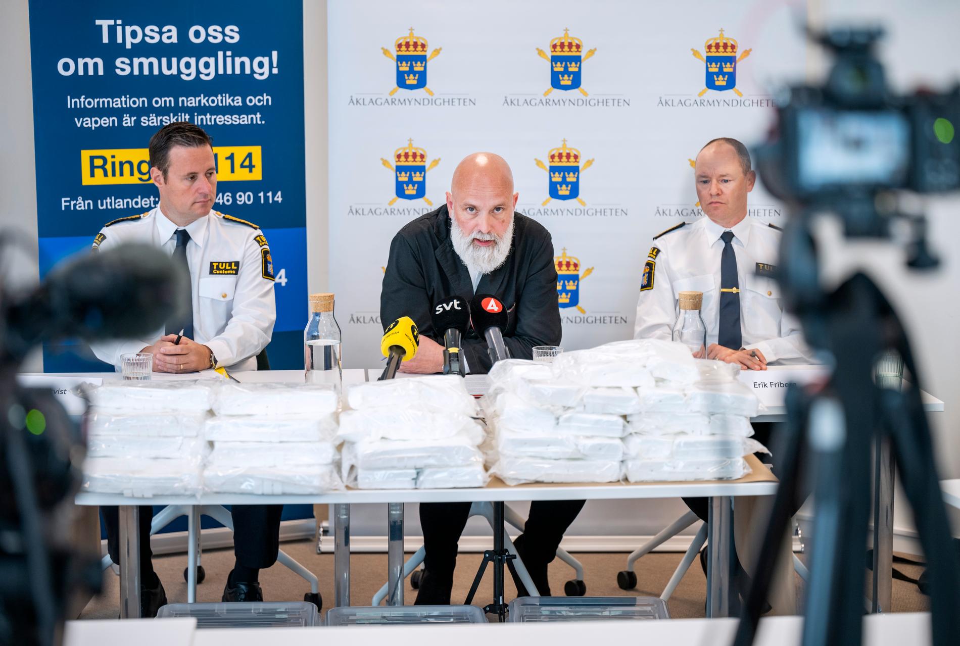 Kokain beslagtagen i Helsingborgs hamn visas upp vid en presskonferens på Tullverket i Malmö i maj 2023. Arkivbild.