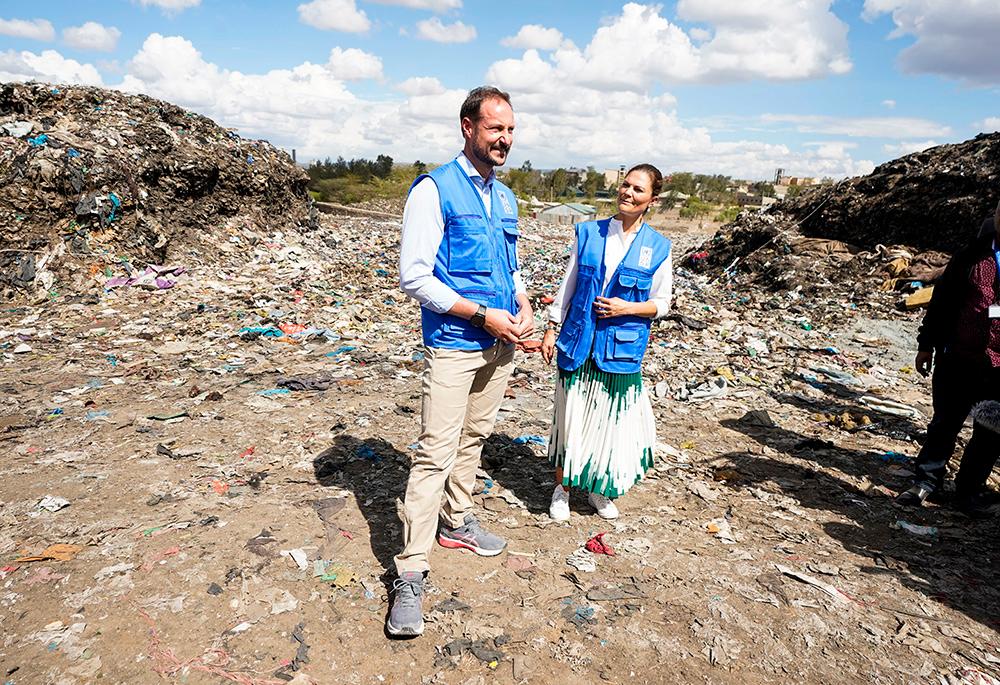 Kronprins Haakon och kronprinsessan Victoria besöker Kitengela Waste Management Entrepreneurship Hub i Kajiado, Kenya. Här visar man upp nya lösningar för sophantering.