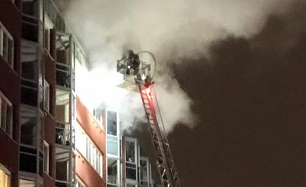 En person är förd till sjukhus efter en lägenhetsbrand i Majorna i Göteborg.