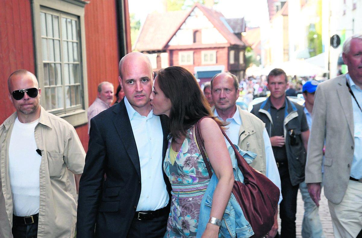 HÅNGEL PÅ HÖG NIVÅ Fredrik Reinfeldt får en puss av hustrun Filippa Reinfeldt efter talet i Almedalen.