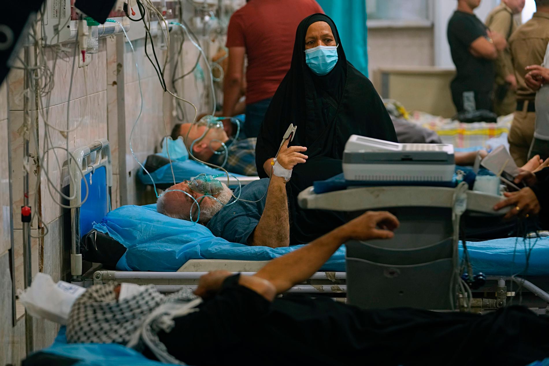 Människor med andningssvårigheter får vård på ett sjukhus i Bagdad som drabbats av ännu en sandstorm.